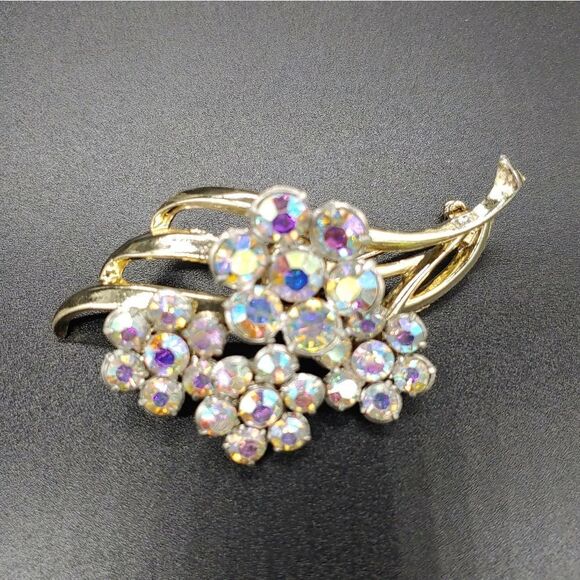 Sparkly AB gold tone flower brooch pin - Picture 3 of 7